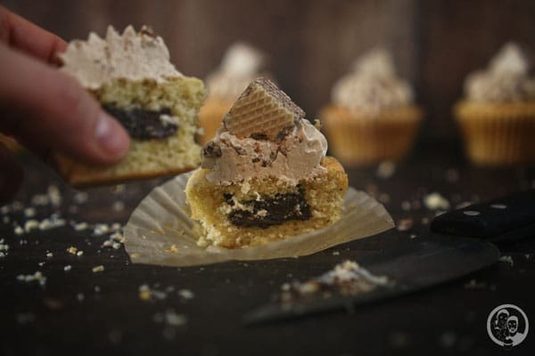 Haselnuss Cupcakes 6 image 1 9 2 3 | Diese leckeren Cupcakes, die wir euch heute vorstellen, haben wir schon vor einiger Zeit gebacken. Genau gesagt, um Karneval herum. Zu diesem Zeitpunkt hat die liebe Simone von "Aus der Lameng" ihren 1. Bloggeburtstag gefeiert. Wir beide kannten sie ja eigentlich noch gar nicht so lange. Aber da wir ja einer der 9 Gastgeber der Kenwood Küchenparty 2.0 waren und Simone im Dezember bei uns zu Gast war, konnten wir sie auch gleich persönlich kennen lernen. Die Party war ein echter Knaller. Tolle Gäste, wie davor und danach auch immer und dadurch auch immer ganz viel Spaß beim Zubereiten der Leckereien, die wir uns vorher gemeinsam ausgedacht hatten.