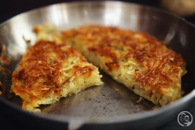 Hashbrowns 6 image 2 0 2 2 | Ihr wisst ja, dass wir schon immer echte Frühstückfans sind. Dabei darf es gerne auch einmal britisches oder amerikanisches Frühstück sein. Pancakes, Ham und Baked Beans sind da ein gern gesehener Gast auf unserem Teller. Und manchmal gehört da auch etwas leckeres aus Kartoffel dazu …