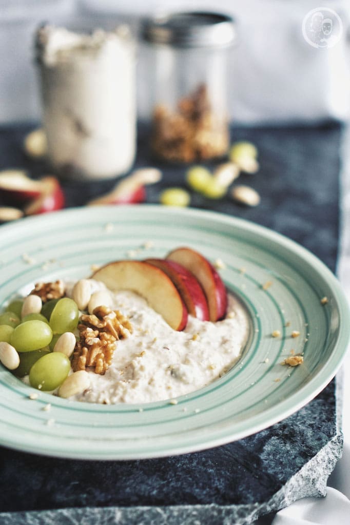 Bircher Müsli 2 image 2 1 4 0 | Bei uns beiden wird so gut, wie nur am Wochenende so richtig gefrühstückt. Klar definiert jeder "richtiges" Frühstück anders. Für uns heißt das, ganz gemütlich mit noch warmen Brötchen, frischem Aufschnitt vom Metzger, Käse, Ei und Marmelade zusammen zu sitzen und dabei Pläne zu schmieden, für das, was so ansteht.