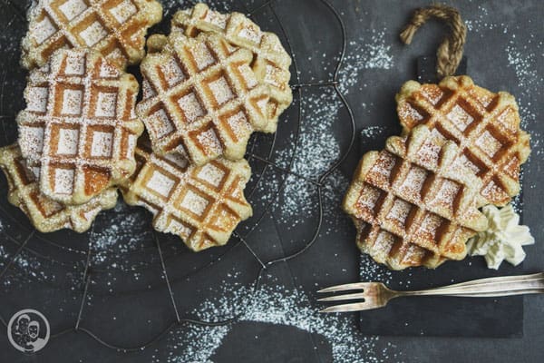Belgische Waffeln 6 image 2 6 1 | So lange hatte sich Torsten ein Waffeleisen gewünscht, in dem man belgische Waffeln zubereiten kann ... Das geht nämlich nicht mit unserem normalen Herz-Waffeleisen. Dafür ist der Teig zu dick, da er mit Hefe angesetzt wird. Vorletztes Weihnachten war es dann ja endlich so weit und er hat eines bekommen. Aber wie das dann immer so geht, ist der Teig für die "schnellen" Waffeln, die wir zum Beispiel mit Omas altem Rezept so gerne backen, viel fixer gemacht, als einen Teig erst einmal 1 Stunde lang gehen zu lassen ;-).