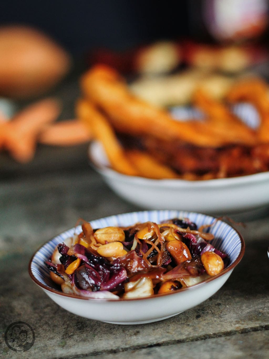 Saté-Wurst mit Süßkartoffelpommes und Radicchio 7 image 2 8 4 | Die Idee zu dieser Geschichte, die wir euch heute erzählen, hat ihren Ursprung, wir glauben im späten August ... Wir 2 gingen damals durch die Stadt und wollten ein wenig vom Alltagsstress abschalten. Doch dann vibrierten unsere Handys in der Hosentasche und wir konnten nicht anders und schauten nach, was da los war.