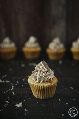 Haselnuss Cupcakes 10 image 3 3 3 8 | Diese leckeren Cupcakes, die wir euch heute vorstellen, haben wir schon vor einiger Zeit gebacken. Genau gesagt, um Karneval herum. Zu diesem Zeitpunkt hat die liebe Simone von "Aus der Lameng" ihren 1. Bloggeburtstag gefeiert. Wir beide kannten sie ja eigentlich noch gar nicht so lange. Aber da wir ja einer der 9 Gastgeber der Kenwood Küchenparty 2.0 waren und Simone im Dezember bei uns zu Gast war, konnten wir sie auch gleich persönlich kennen lernen. Die Party war ein echter Knaller. Tolle Gäste, wie davor und danach auch immer und dadurch auch immer ganz viel Spaß beim Zubereiten der Leckereien, die wir uns vorher gemeinsam ausgedacht hatten.