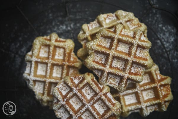 Belgische Waffeln 2 image 3 5 6 9 | So lange hatte sich Torsten ein Waffeleisen gewünscht, in dem man belgische Waffeln zubereiten kann ... Das geht nämlich nicht mit unserem normalen Herz-Waffeleisen. Dafür ist der Teig zu dick, da er mit Hefe angesetzt wird. Vorletztes Weihnachten war es dann ja endlich so weit und er hat eines bekommen. Aber wie das dann immer so geht, ist der Teig für die "schnellen" Waffeln, die wir zum Beispiel mit Omas altem Rezept so gerne backen, viel fixer gemacht, als einen Teig erst einmal 1 Stunde lang gehen zu lassen ;-).