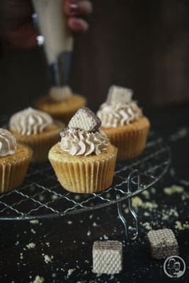 Haselnuss Cupcakes 9 image 4 6 6 4 | Diese leckeren Cupcakes, die wir euch heute vorstellen, haben wir schon vor einiger Zeit gebacken. Genau gesagt, um Karneval herum. Zu diesem Zeitpunkt hat die liebe Simone von "Aus der Lameng" ihren 1. Bloggeburtstag gefeiert. Wir beide kannten sie ja eigentlich noch gar nicht so lange. Aber da wir ja einer der 9 Gastgeber der Kenwood Küchenparty 2.0 waren und Simone im Dezember bei uns zu Gast war, konnten wir sie auch gleich persönlich kennen lernen. Die Party war ein echter Knaller. Tolle Gäste, wie davor und danach auch immer und dadurch auch immer ganz viel Spaß beim Zubereiten der Leckereien, die wir uns vorher gemeinsam ausgedacht hatten.