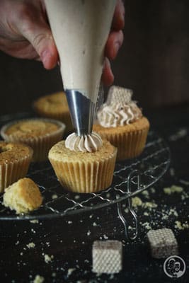 Haselnuss Cupcakes 8 image 4 9 4 6 | Diese leckeren Cupcakes, die wir euch heute vorstellen, haben wir schon vor einiger Zeit gebacken. Genau gesagt, um Karneval herum. Zu diesem Zeitpunkt hat die liebe Simone von "Aus der Lameng" ihren 1. Bloggeburtstag gefeiert. Wir beide kannten sie ja eigentlich noch gar nicht so lange. Aber da wir ja einer der 9 Gastgeber der Kenwood Küchenparty 2.0 waren und Simone im Dezember bei uns zu Gast war, konnten wir sie auch gleich persönlich kennen lernen. Die Party war ein echter Knaller. Tolle Gäste, wie davor und danach auch immer und dadurch auch immer ganz viel Spaß beim Zubereiten der Leckereien, die wir uns vorher gemeinsam ausgedacht hatten.
