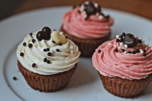 Schoko Cupcakes mit Erdbeer- und Vanilletopping