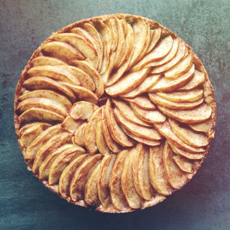 image 5 4 4 | Gedeckter Apfelkuchen besteht aus zwei Lagen Mürbeteig mit einer dicken Schicht Apfelfüllung dazwischen und einem Zuckerguss obenauf. Dieses hier ist ein altes Rezept von Oma Lore, es reicht für ein ganzes normales Backblech und verarbeitet zwei Kilo Äpfel.