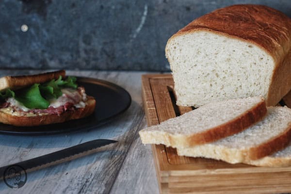 Sandwich Toastbrot 3 image 5 6 9 0 | Schon seit Längerem hatten wir vor, einmal ein so richtig leckeres Toastbrot zu backen. Ist ja auch kein Hexenwerk ... Aber wir essen halt nur sehr selten Weißbrot. Klar, als Beilage zum Grillen oder zum Fondue oder Raclette. Aber das machen wir ja auch nicht jede Woche ;-).