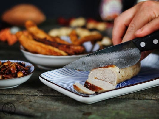 Saté-Wurst mit Süßkartoffelpommes und Radicchio 2 image 7 4 0 | Die Idee zu dieser Geschichte, die wir euch heute erzählen, hat ihren Ursprung, wir glauben im späten August ... Wir 2 gingen damals durch die Stadt und wollten ein wenig vom Alltagsstress abschalten. Doch dann vibrierten unsere Handys in der Hosentasche und wir konnten nicht anders und schauten nach, was da los war.