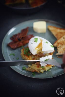 Hashbrowns 3 image 7 4 9 | Ihr wisst ja, dass wir schon immer echte Frühstückfans sind. Dabei darf es gerne auch einmal britisches oder amerikanisches Frühstück sein. Pancakes, Ham und Baked Beans sind da ein gern gesehener Gast auf unserem Teller. Und manchmal gehört da auch etwas leckeres aus Kartoffel dazu …