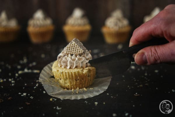Haselnuss Cupcakes 4 image 8 6 5 2 | Diese leckeren Cupcakes, die wir euch heute vorstellen, haben wir schon vor einiger Zeit gebacken. Genau gesagt, um Karneval herum. Zu diesem Zeitpunkt hat die liebe Simone von "Aus der Lameng" ihren 1. Bloggeburtstag gefeiert. Wir beide kannten sie ja eigentlich noch gar nicht so lange. Aber da wir ja einer der 9 Gastgeber der Kenwood Küchenparty 2.0 waren und Simone im Dezember bei uns zu Gast war, konnten wir sie auch gleich persönlich kennen lernen. Die Party war ein echter Knaller. Tolle Gäste, wie davor und danach auch immer und dadurch auch immer ganz viel Spaß beim Zubereiten der Leckereien, die wir uns vorher gemeinsam ausgedacht hatten.