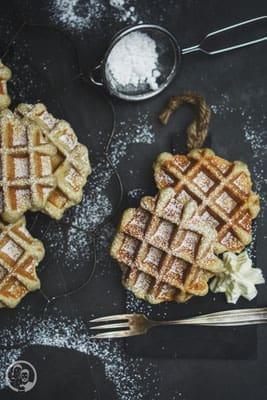 Belgische Waffeln 4 image 8 9 0 1 0 | So lange hatte sich Torsten ein Waffeleisen gewünscht, in dem man belgische Waffeln zubereiten kann ... Das geht nämlich nicht mit unserem normalen Herz-Waffeleisen. Dafür ist der Teig zu dick, da er mit Hefe angesetzt wird. Vorletztes Weihnachten war es dann ja endlich so weit und er hat eines bekommen. Aber wie das dann immer so geht, ist der Teig für die "schnellen" Waffeln, die wir zum Beispiel mit Omas altem Rezept so gerne backen, viel fixer gemacht, als einen Teig erst einmal 1 Stunde lang gehen zu lassen ;-).