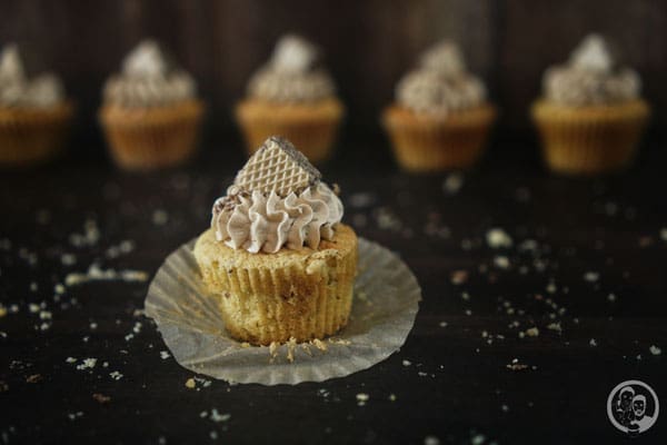 Haselnuss Cupcakes 3 image 9 3 8 | Diese leckeren Cupcakes, die wir euch heute vorstellen, haben wir schon vor einiger Zeit gebacken. Genau gesagt, um Karneval herum. Zu diesem Zeitpunkt hat die liebe Simone von "Aus der Lameng" ihren 1. Bloggeburtstag gefeiert. Wir beide kannten sie ja eigentlich noch gar nicht so lange. Aber da wir ja einer der 9 Gastgeber der Kenwood Küchenparty 2.0 waren und Simone im Dezember bei uns zu Gast war, konnten wir sie auch gleich persönlich kennen lernen. Die Party war ein echter Knaller. Tolle Gäste, wie davor und danach auch immer und dadurch auch immer ganz viel Spaß beim Zubereiten der Leckereien, die wir uns vorher gemeinsam ausgedacht hatten.