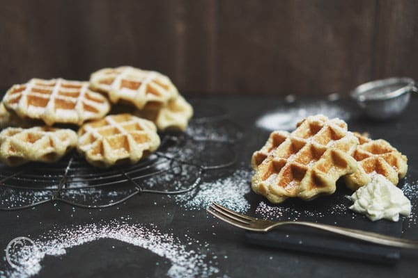 Belgische Waffeln 5 image 9 3 9 9 | So lange hatte sich Torsten ein Waffeleisen gewünscht, in dem man belgische Waffeln zubereiten kann ... Das geht nämlich nicht mit unserem normalen Herz-Waffeleisen. Dafür ist der Teig zu dick, da er mit Hefe angesetzt wird. Vorletztes Weihnachten war es dann ja endlich so weit und er hat eines bekommen. Aber wie das dann immer so geht, ist der Teig für die "schnellen" Waffeln, die wir zum Beispiel mit Omas altem Rezept so gerne backen, viel fixer gemacht, als einen Teig erst einmal 1 Stunde lang gehen zu lassen ;-).