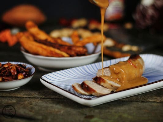 Saté-Wurst mit Süßkartoffelpommes und Radicchio 3 image 9 6 4 | Die Idee zu dieser Geschichte, die wir euch heute erzählen, hat ihren Ursprung, wir glauben im späten August ... Wir 2 gingen damals durch die Stadt und wollten ein wenig vom Alltagsstress abschalten. Doch dann vibrierten unsere Handys in der Hosentasche und wir konnten nicht anders und schauten nach, was da los war.