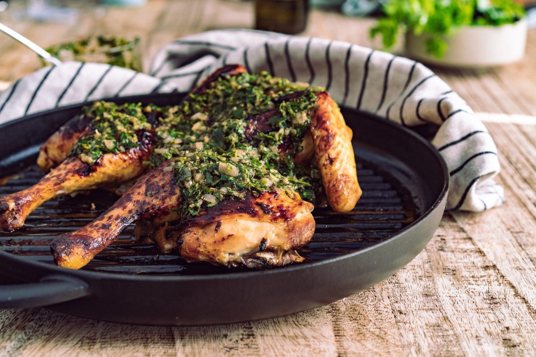 Roadkill Chicken mit Chimichurri 1 Ganzes_hähnchen_in _der_pfanne
