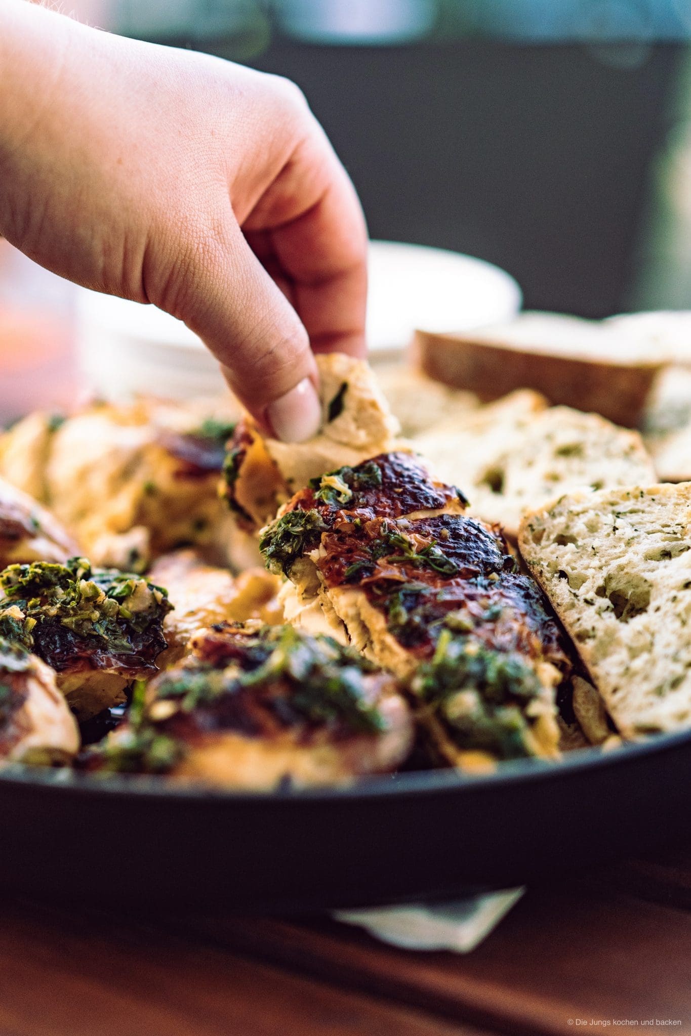 Roadkill Chicken mit Chimichurri 3 DJU9048 | Am vergangenen Wochenende hatten wir wieder mal die Bude voll …! Warum? Wir haben uns den Samstag ausgewählt, um einige neue Rezepte umzusetzen und ihr könnt euch vorstellen, dass das gar nicht so leicht ist, wenn man dazu keine Gäste hat, die die leckeren Gerichte dann auch verspeisen und ein sofortiges Feedback dazu geben. Denn zu einen können wir das ja nicht alles selber essen und zum anderen, kann es ja auch sein, dass ein Gericht gar nicht so lecker ist, wie wir uns das vorher ausgemalt haben. Also wurden einige Freunde angeschrieben, um zu schauen, ob sie vielleicht Zeit, Lust und Appetit haben, kurzfristig vorbei zu schauen. Für’s leibliche Wohl ist bei uns ja immer bestens gesorgt.