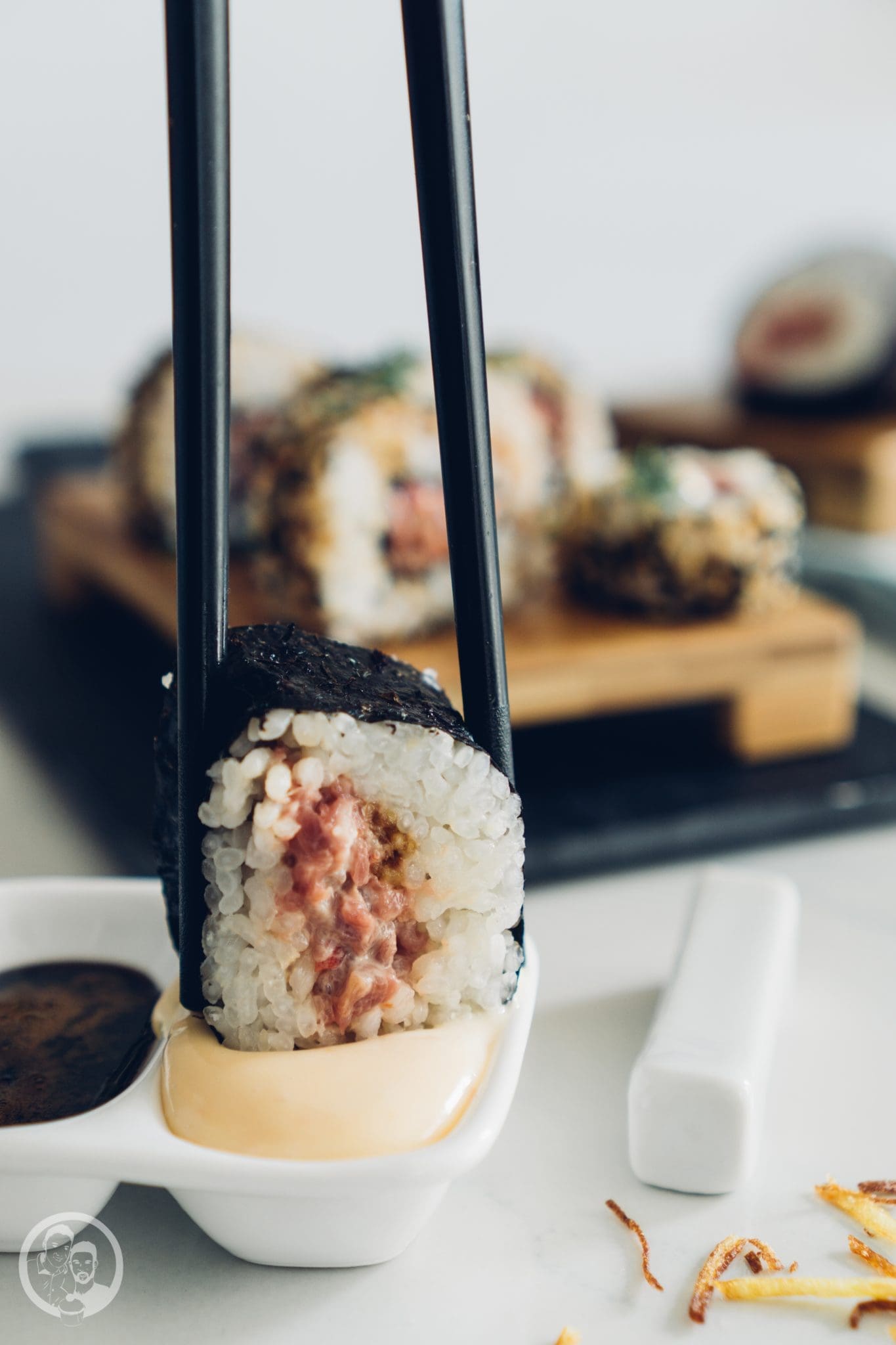 Spicy Tartar Roll 38 Sushi 1 | Heute möchten wir euch von einem Foodie-Tag der Extraklasse durch Marburg berichten, dass ist nämlich schon lange überfällig. Die Vila Vita Marburg hat gemeinsam mit Cat von Schlemmerkatze zum Schlemmertag gerufen und da sagen wir definitiv nicht nein zu.Die Vila Vita kennen wir ja schon seit der Landpartie im letzten Jahr und im März durften wir den Genusstempel in seiner ganzen Vielfalt erleben. Zum Abschluss wurde dann auch noch gemeinsam gekocht und unseren Favorit von diesem Abend, stellen wir euch heute vor - Spicy Tartar Roll!