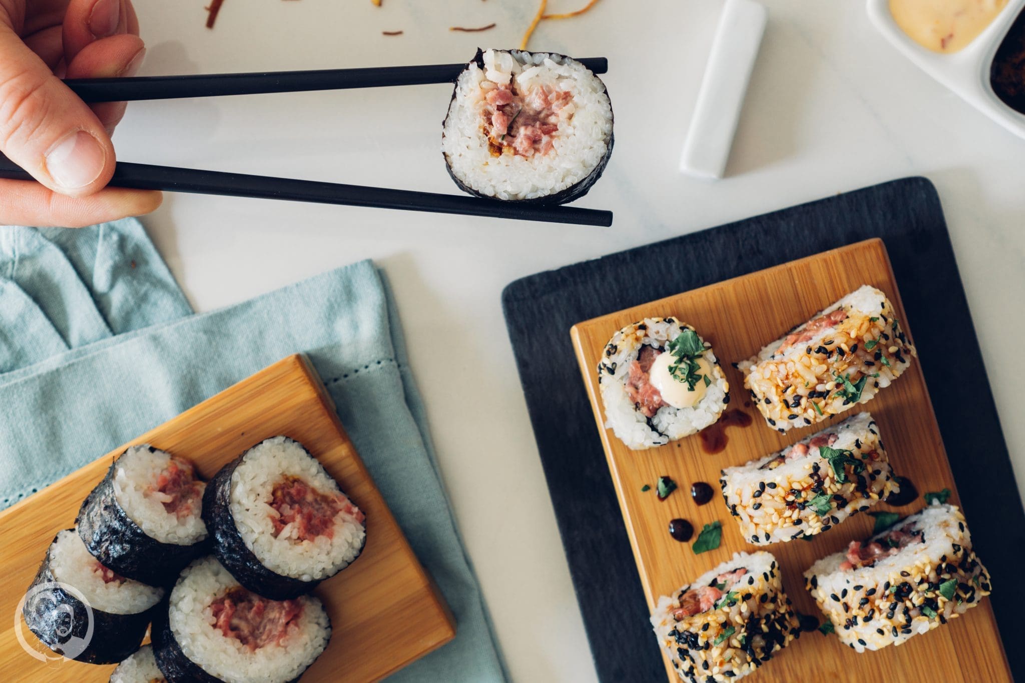 Spicy Tartar Roll 40 Sushi 2 | Heute möchten wir euch von einem Foodie-Tag der Extraklasse durch Marburg berichten, dass ist nämlich schon lange überfällig. Die Vila Vita Marburg hat gemeinsam mit Cat von Schlemmerkatze zum Schlemmertag gerufen und da sagen wir definitiv nicht nein zu.Die Vila Vita kennen wir ja schon seit der Landpartie im letzten Jahr und im März durften wir den Genusstempel in seiner ganzen Vielfalt erleben. Zum Abschluss wurde dann auch noch gemeinsam gekocht und unseren Favorit von diesem Abend, stellen wir euch heute vor - Spicy Tartar Roll!