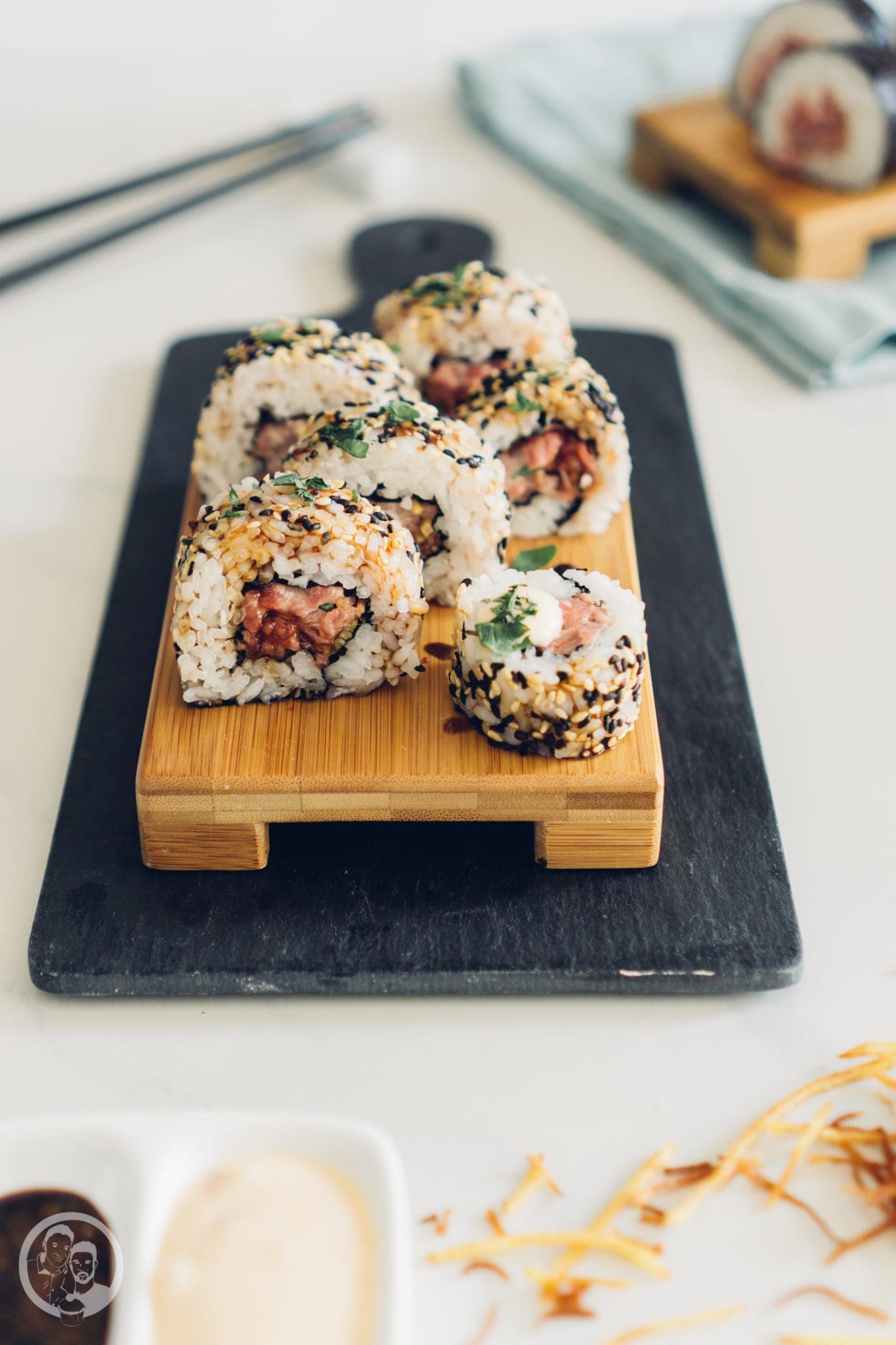 Spicy Tartar Roll 39 Sushi 5 | Heute möchten wir euch von einem Foodie-Tag der Extraklasse durch Marburg berichten, dass ist nämlich schon lange überfällig. Die Vila Vita Marburg hat gemeinsam mit Cat von Schlemmerkatze zum Schlemmertag gerufen und da sagen wir definitiv nicht nein zu.Die Vila Vita kennen wir ja schon seit der Landpartie im letzten Jahr und im März durften wir den Genusstempel in seiner ganzen Vielfalt erleben. Zum Abschluss wurde dann auch noch gemeinsam gekocht und unseren Favorit von diesem Abend, stellen wir euch heute vor - Spicy Tartar Roll!