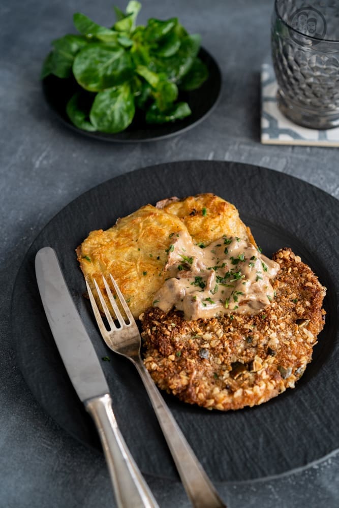 wildschnitzel 7 | Unser Rezept, das wir euch heute zeigen werden, ist durch einen Besuch im Baden-Württembergischen Freudenberg inspiriert. Dort waren wir in einem Hotel in der näheren Umgebung untergebracht. Und als wir die Speisekarte eines kleinen Restaurants gegenüber, mit gut-bürgerlicher Küche lasen, mussten wir unbedingt dort an einem Abend essen gehen. Die Karte war nicht sehr groß und das lieben wir ohnehin. Aber das Wildschnitzel hat sofort unsere Aufmerksamkeit auf sich gezogen.