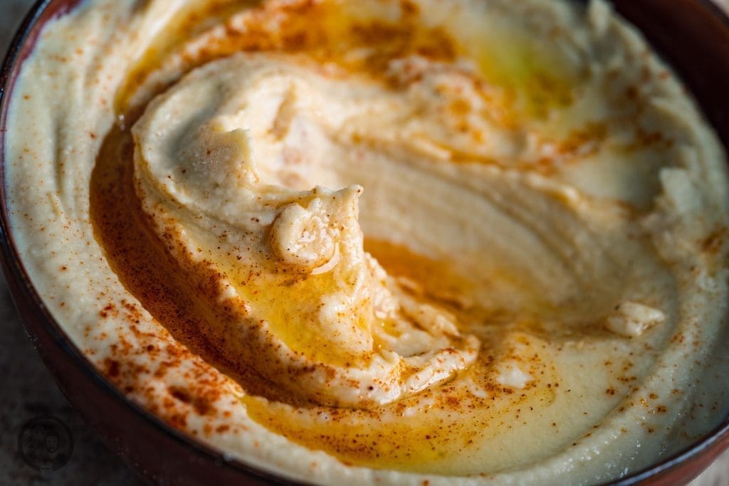 Hummus 8 | Hummus ist einer der, nennen wir es einfach mal, Dips, die wir jeden Tag und dann auch gerne noch mehrfach essen könnten. Das war schon vor unserem Urlaub in Israel so. Aber dort haben wir fest gestellt, dass das Hummus, das wir dort bekommen haben, so viel feiner ist, als das, das man hier oft serviert bekommt.