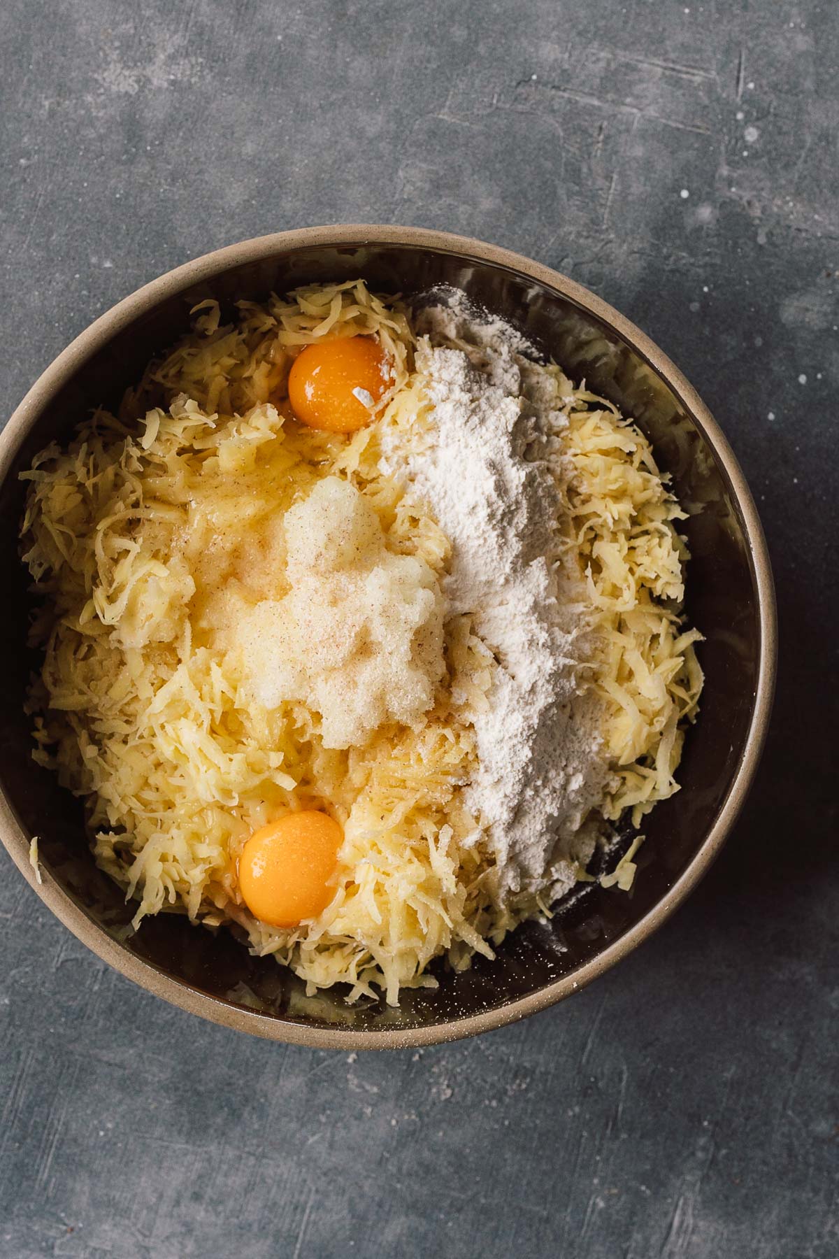 Reibekuchen2024 2 | Reibekuchen Rezept wie bei Oma Lore: goldbraun, duftend und einfach gemacht. Mit Tipps für extra knusprige Kartoffelpuffer, passenden Beilagen und der besten Portion Nostalgie aus der kölschen Küche.