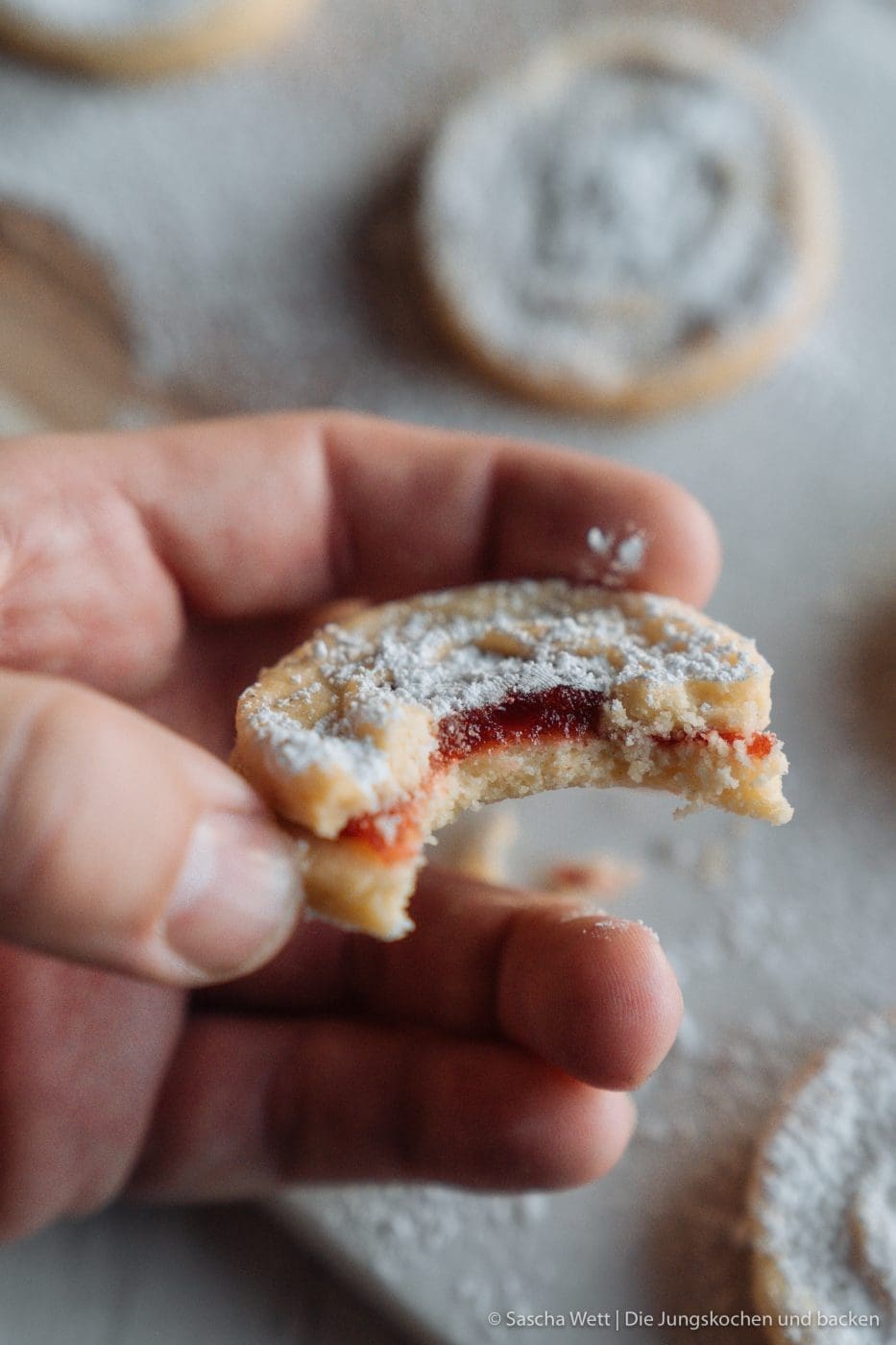Spitzbuben ohne Haselnüsse 6 Rezept für leckere Spitzbuben ohne Haselnüsse! Aber dafür mit eurer Lieblingsmarmelade, Nougatcreme oder einer anderen spannenden Füllung. Schnell gemacht und ein absoluter Weihnachtsklassiker! #weihnachtsbäckerei #plätzchen #diejungskochenundbacken