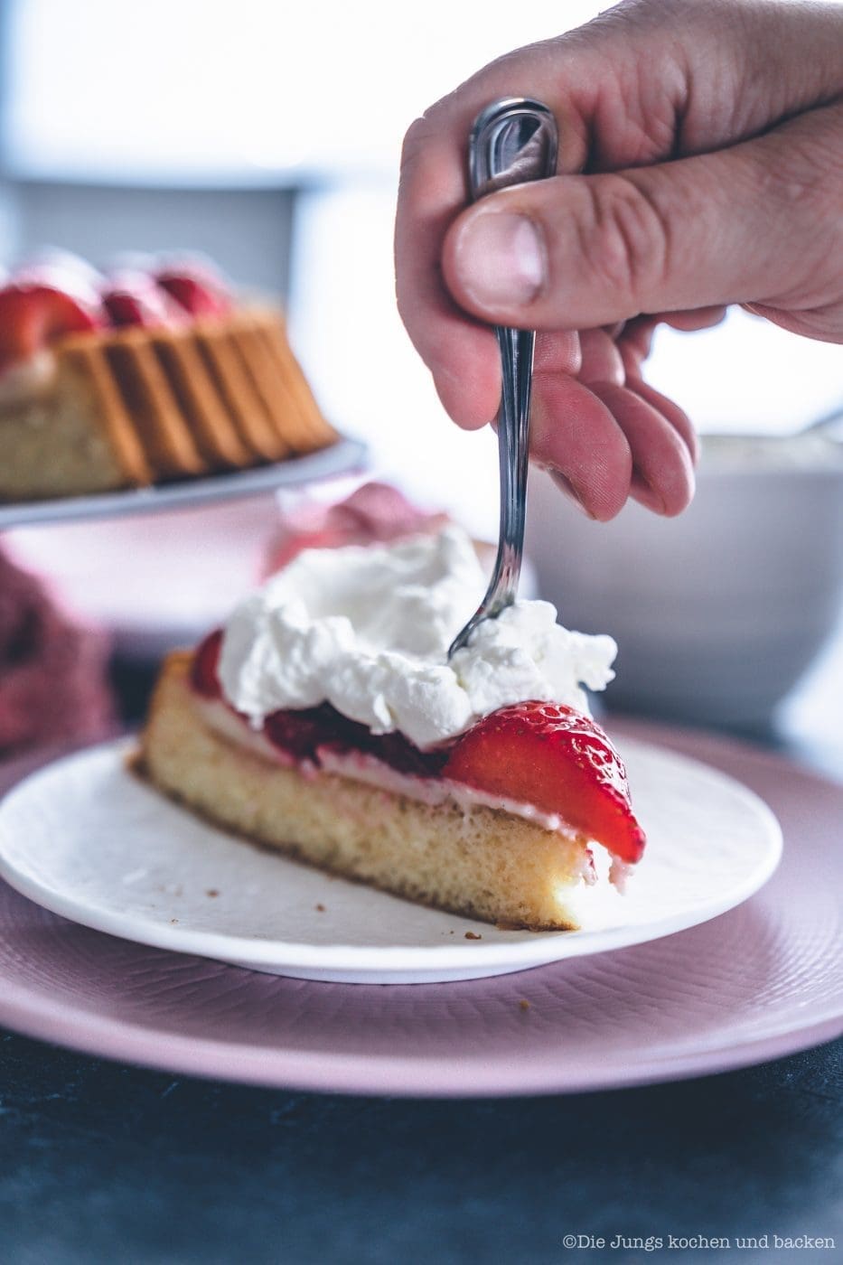 Erdbeerkuchen mit Pudding 6 Erdbeerkuchen mit Pudding 12 | Heute kommen wir wieder mit einem schnellen Klassiker von zu Hause. Eine ganz klassischee Erdbeerkuchen mit Pudding. Ein simpler Obstboden mit etwas Puddingcreme und frischen Erdbeeren drauf. Das ist auch wieder so etwas, dass Oma Lore früher immer schnell mal so aus dem Nichts gezaubert hat. Immer dann, wenn entweder unangekündigter Besuch vor der Türe stand oder sie die Erdbeeren aus dem Garten verarbeiten wollte, damit sie sich nicht zu lange im Kühlschrank stapelten.