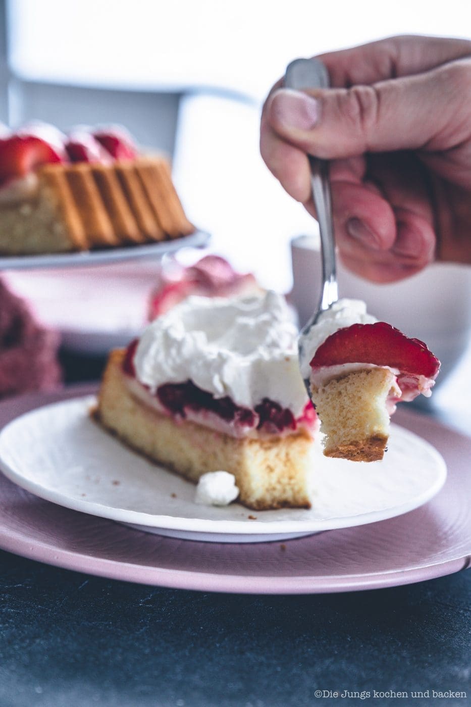 Erdbeerkuchen mit Pudding 7 Erdbeerkuchen mit Pudding 13 | Heute kommen wir wieder mit einem schnellen Klassiker von zu Hause. Eine ganz klassischee Erdbeerkuchen mit Pudding. Ein simpler Obstboden mit etwas Puddingcreme und frischen Erdbeeren drauf. Das ist auch wieder so etwas, dass Oma Lore früher immer schnell mal so aus dem Nichts gezaubert hat. Immer dann, wenn entweder unangekündigter Besuch vor der Türe stand oder sie die Erdbeeren aus dem Garten verarbeiten wollte, damit sie sich nicht zu lange im Kühlschrank stapelten.