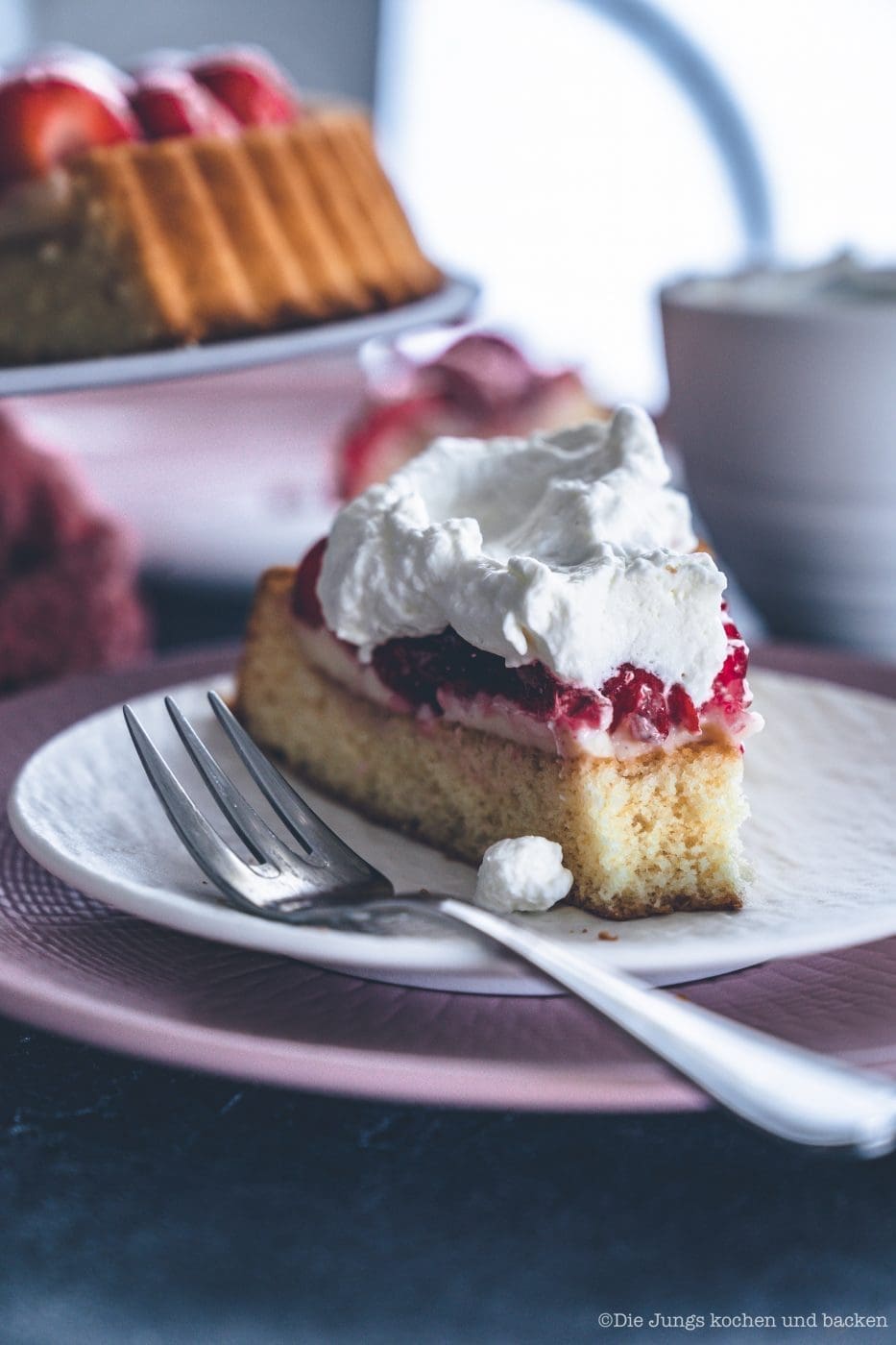 Erdbeerkuchen mit Pudding 8 Erdbeerkuchen mit Pudding 14 | Heute kommen wir wieder mit einem schnellen Klassiker von zu Hause. Eine ganz klassischee Erdbeerkuchen mit Pudding. Ein simpler Obstboden mit etwas Puddingcreme und frischen Erdbeeren drauf. Das ist auch wieder so etwas, dass Oma Lore früher immer schnell mal so aus dem Nichts gezaubert hat. Immer dann, wenn entweder unangekündigter Besuch vor der Türe stand oder sie die Erdbeeren aus dem Garten verarbeiten wollte, damit sie sich nicht zu lange im Kühlschrank stapelten.