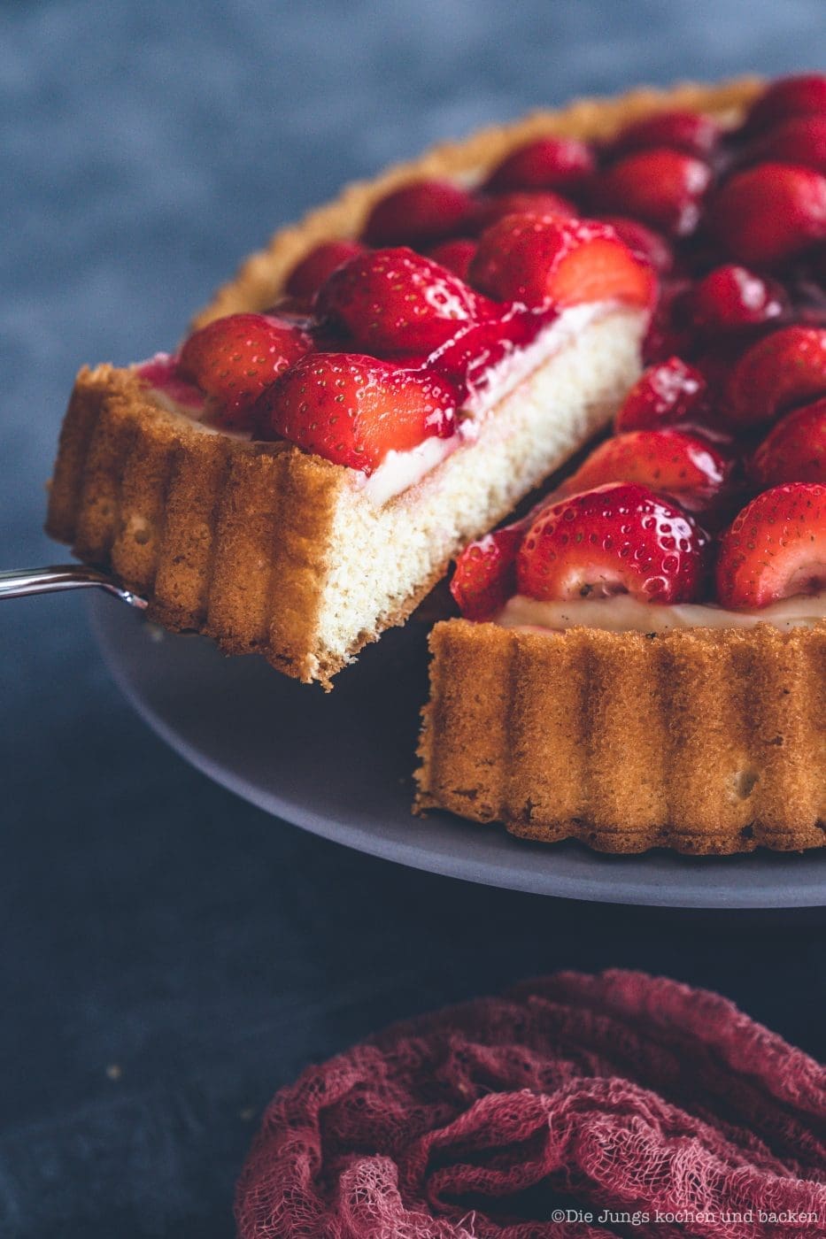Erdbeerkuchen mit Pudding 4 Erdbeerkuchen mit Pudding 5 | Heute kommen wir wieder mit einem schnellen Klassiker von zu Hause. Eine ganz klassischee Erdbeerkuchen mit Pudding. Ein simpler Obstboden mit etwas Puddingcreme und frischen Erdbeeren drauf. Das ist auch wieder so etwas, dass Oma Lore früher immer schnell mal so aus dem Nichts gezaubert hat. Immer dann, wenn entweder unangekündigter Besuch vor der Türe stand oder sie die Erdbeeren aus dem Garten verarbeiten wollte, damit sie sich nicht zu lange im Kühlschrank stapelten.