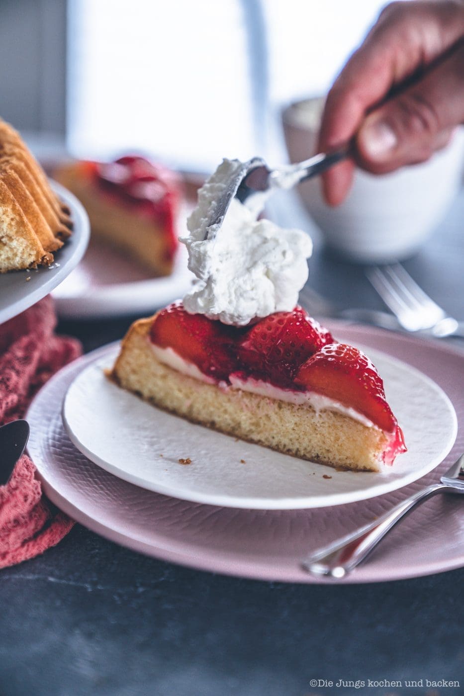 Erdbeerkuchen mit Pudding 5 Erdbeerkuchen mit Pudding 9 | Heute kommen wir wieder mit einem schnellen Klassiker von zu Hause. Eine ganz klassischee Erdbeerkuchen mit Pudding. Ein simpler Obstboden mit etwas Puddingcreme und frischen Erdbeeren drauf. Das ist auch wieder so etwas, dass Oma Lore früher immer schnell mal so aus dem Nichts gezaubert hat. Immer dann, wenn entweder unangekündigter Besuch vor der Türe stand oder sie die Erdbeeren aus dem Garten verarbeiten wollte, damit sie sich nicht zu lange im Kühlschrank stapelten.