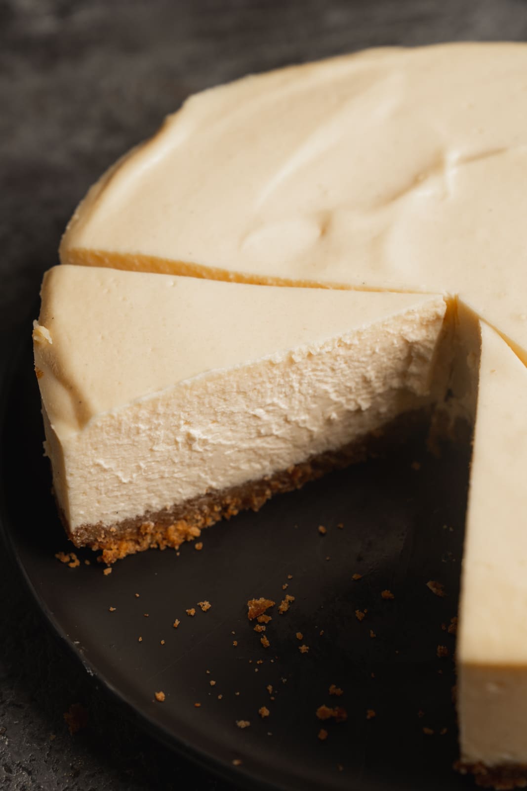 Angeschnittener New York Cheesecake mit cremiger Füllung und Keksboden