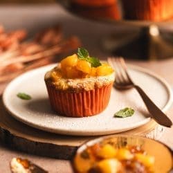 Saftige Apfel-Muffins mit Käsekuchenfüllung | Neu und noch besser! 7 Rezept für schnelle und saftig leckere Apfel-Käsekuchen Muffins. Apfel und eine Frischkäsefüllung im Muffin ist doch einfach das Beste, oder?!