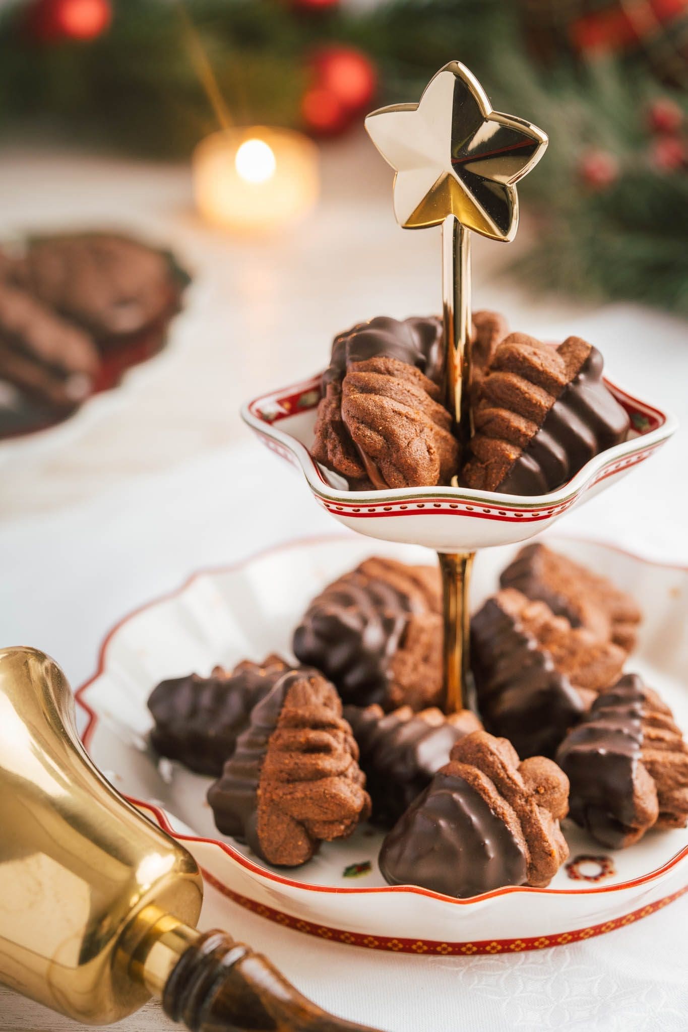 Mürbe Schoko-Nutella-Stangen: Das perfekte Weihnachtsplätzchen-Rezept 1 Nutella Plaetzchen 10 | Dieses Rezept gehört bei uns seit Jahren fest in die Weihnachtsbäckerei. Die mürben Schoko-Nutella-Stangen sind nicht nur himmlisch lecker, sondern auch ein echter Hingucker auf dem Plätzchenteller! Vor allem Torsten kann gar nicht genug davon bekommen und vor allem meine Mutter backt immer extra viele für ihn. Mit ihrem zarten Schoko-Teig und der cremigen Nutella-Füllung gehören sie für uns zu den absoluten Favoriten in der Weihnachtszeit. Das Beste: Ihr braucht für die Zubereitung keinen Fleischwolf, wie beim klassischen Spritzgebäck. Stattdessen reicht ein Spritzbeutel mit Tülle – praktisch und einfach!