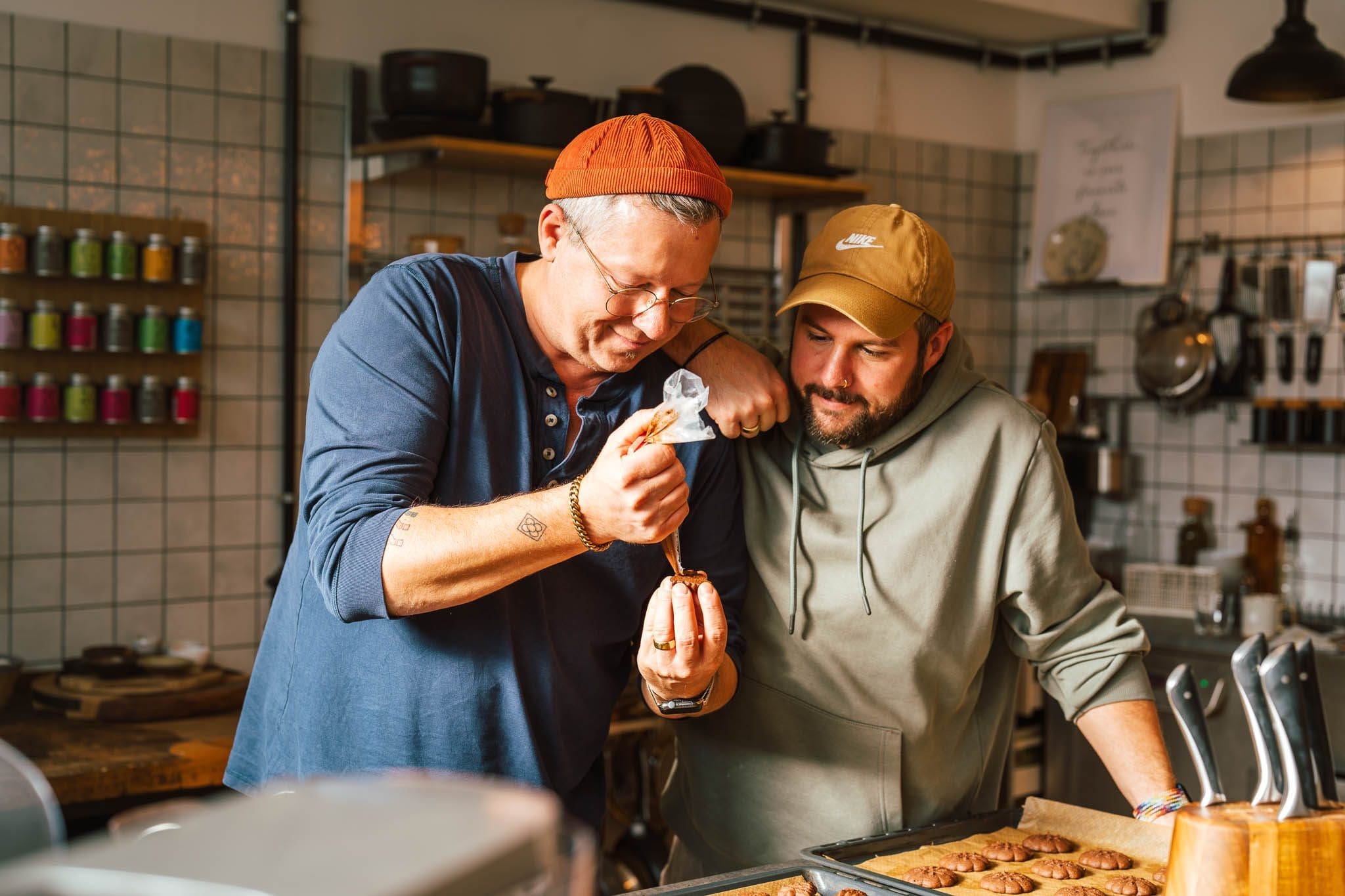 Mürbe Schoko-Nutella-Stangen: Das perfekte Weihnachtsplätzchen-Rezept 4 Nutella Plaetzchen 5 | Dieses Rezept gehört bei uns seit Jahren fest in die Weihnachtsbäckerei. Die mürben Schoko-Nutella-Stangen sind nicht nur himmlisch lecker, sondern auch ein echter Hingucker auf dem Plätzchenteller! Vor allem Torsten kann gar nicht genug davon bekommen und vor allem meine Mutter backt immer extra viele für ihn. Mit ihrem zarten Schoko-Teig und der cremigen Nutella-Füllung gehören sie für uns zu den absoluten Favoriten in der Weihnachtszeit. Das Beste: Ihr braucht für die Zubereitung keinen Fleischwolf, wie beim klassischen Spritzgebäck. Stattdessen reicht ein Spritzbeutel mit Tülle – praktisch und einfach!