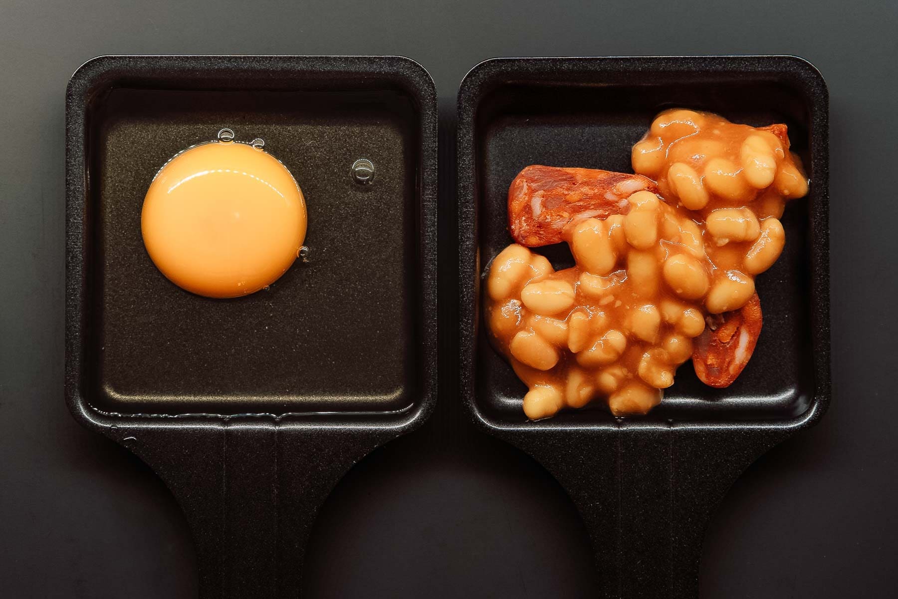 Raclette Pfännchen Ideen, Breakfast Raclette mit Käsebohnen, Käsekruste und Spiegelei