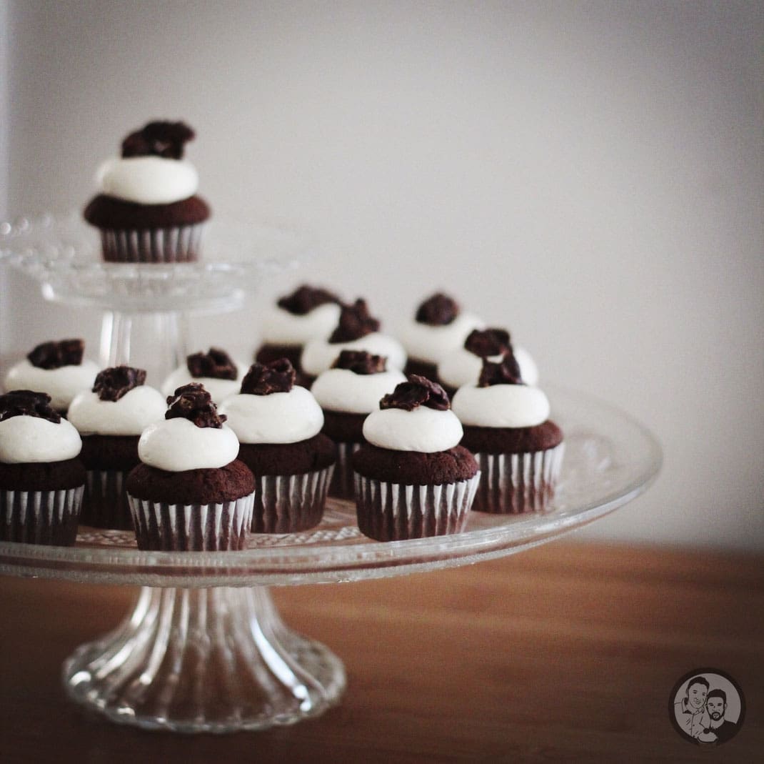 black white cupcakes 1 | Da auf unserer Karnevalsparty rund 70 Personen dabei waren, hatten wir 2 selber keine Chance, einen Cupcake ab zu bekommen. Wir waren einfach zu langsam ... aber, um ehrlich zu sein, haben wir nicht alle mitgebracht, denn wir hatten schon vermutet, dass sie zu schnell weg sein würden. Also konnten wir uns am nächsten Tag nochmal so richtig auf die leckeren Dinger freuen.