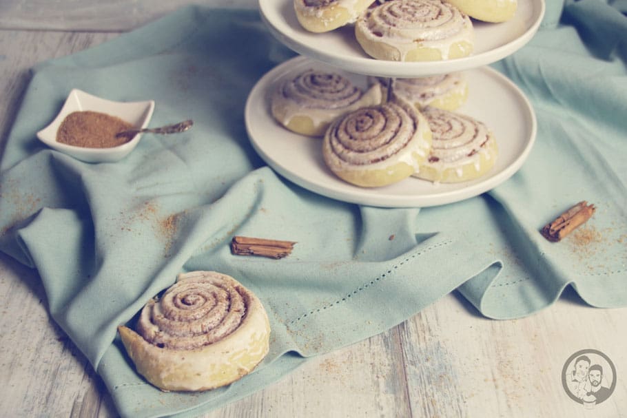 cinnamon rolls rezept backen | Es ist endlich soweit! Vor 2 Wochen haben wir euch ein Foto auf Instagram gezeigt, bei dem Torsten wieder mal als "Handmodel" einen Teig bearbeitet hat. Heute gibt's die Auflösung, was wir leckeres gebacken haben. Glaubt jetzt aber nicht, dass schon Weihnachten ist, denn wenn ihr unser Rezept lest, dann duftet es bei euch auch sowas von nach Zimt, dass ihr vermutlich sofort an diese Zeit denkt.