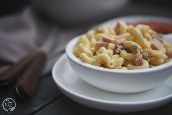 Nudelsalat Rezept – Einfach, schnell & perfekt für jede Grillparty 5 image 0 2 5 0 | Heute gibt’s mal wieder ein Traditionsrezept bei uns. Tradition aus dem Grund, weil Sascha’s Mama Moni fast zu jeder Grillparty ihren Nudelsalat machen muss. Glaubt jetzt nicht, es kommen irgend welche verrückten Zutaten, die den Salat so besonders machen. Überhaupt nicht. Aber trotzdem ist der ein absolutes Muss, wenn wir uns zum Grillen treffen.