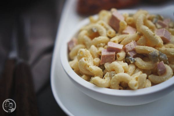 Nudelsalat Rezept – Einfach, schnell & perfekt für jede Grillparty 3 image 0 5 3 4 | Heute gibt’s mal wieder ein Traditionsrezept bei uns. Tradition aus dem Grund, weil Sascha’s Mama Moni fast zu jeder Grillparty ihren Nudelsalat machen muss. Glaubt jetzt nicht, es kommen irgend welche verrückten Zutaten, die den Salat so besonders machen. Überhaupt nicht. Aber trotzdem ist der ein absolutes Muss, wenn wir uns zum Grillen treffen.