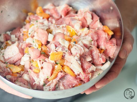 image 0 6 9 | In unserem letzten Beitrag haben wir euch ja schon angedeutet, dass wir wieder gewurstet haben. Das macht einfach soviel Spaß, denn wenn ihr eure Bratwurst selber zubereitet, ist eurer Fantasie einfach keine Grenze gesetzt. Beim Metzger eures Vertrauens gibt es zwar gute und leckere Würste zu kaufen, gar keine Frage, aber letztendlich ist es doch oft der Standard, den nicht zu speziell ist.