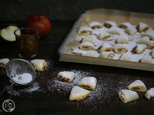 Bratapfel-Marzipan-Triange 2 image 0 7 6 | Die meisten von euch haben bestimmt mitbekommen, dass wir bei der Kenwood Küchenparty 2.0 als Gastgeber im Kölner Raum dabei sein dürfen. Das macht einen riesigen Spaß, denn 1 Mal im Monat 6 nette (und bis dahin) unbekannte Menschen nach Hause einladen zu dürfen, die genauso viel Spaß am Kochen und backen haben, wie wir zwei, das ist einfach eine große Freude für uns.