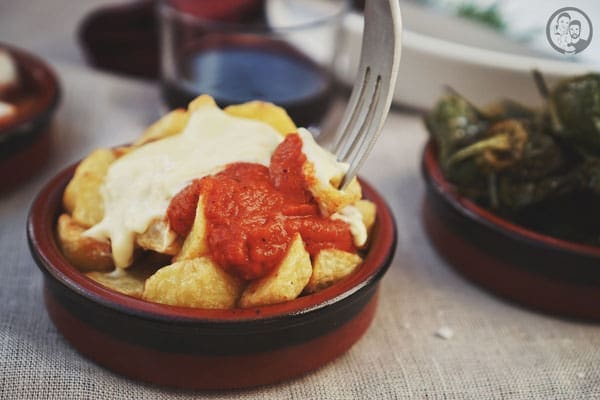 image 0 8 8 6 | Da ihr ja wisst, welche Stadt unsere Traumstadt ist, könnt ihr euch auch vorstellen, dass wir Barcelona nicht verlassen können, ohne in eine gute Tapas Bar gegangen zu sein. Es ist einfach immer wieder fantastisch, sich in eine Bar zu setzen und zum Bier oder Wein die ein oder andere Portion der leckeren Tapas zu bestellen und gesellig zu schlemmen.