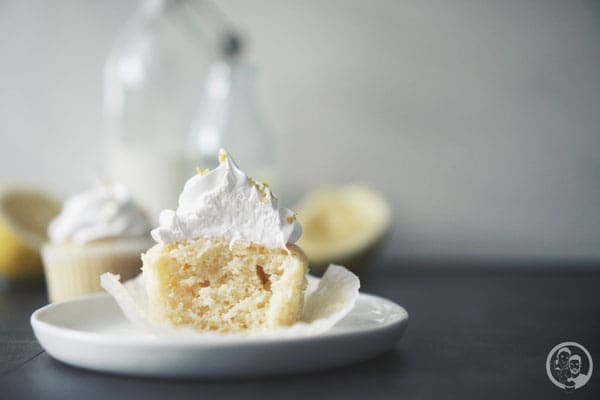 Zitronencupcakes 6 image 0 9 1 | Als wir damit angefangen haben, für Freunde unsere Rezepte aufzuschreiben und uns dann später überlegten, wir könnten diese Rezepte ja auch an viel mehr Leser weiter geben, waren sehr viele davon gebackene Leckereien. Cupcakes, Kuchen oder auch Torten. Das aller erste, das wir überhaupt gezeigt haben, waren unsere Schokocupcakes mit Erdbeer- und Vanilletopping (verrückt, wie wir damals unsere Rezepte geschrieben haben ...!).