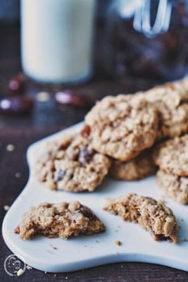 Oatmeal Date Cookies 8 image 1 8 3 1 | Jetzt sind wir schon genau in der Mitte des Mai angekommen und wir haben euch noch nicht alle Rezepte zeigen können, die wir für unser kleines Tanz-in-den-Mai-Treffen mit Freunden am Rheinufer mitgebracht haben. Aber ihr habt in den 2 Wochen ja dennoch nicht ohne unsere Berichterstattung auskommen müssen …!