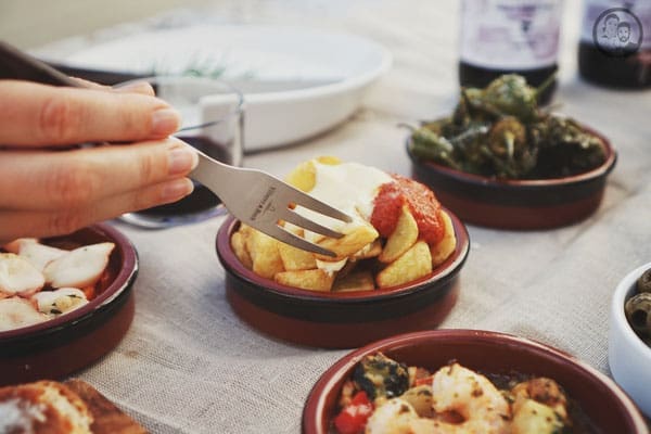 image 2 3 1 7 | Da ihr ja wisst, welche Stadt unsere Traumstadt ist, könnt ihr euch auch vorstellen, dass wir Barcelona nicht verlassen können, ohne in eine gute Tapas Bar gegangen zu sein. Es ist einfach immer wieder fantastisch, sich in eine Bar zu setzen und zum Bier oder Wein die ein oder andere Portion der leckeren Tapas zu bestellen und gesellig zu schlemmen.