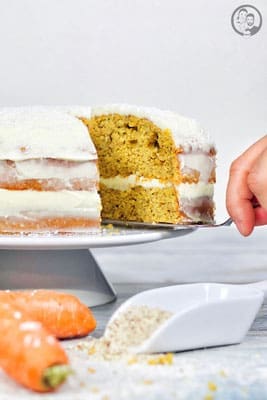 image 2 3 1 | Jeder hat wahrscheinlich&nbsp;so ein paar Rezepte im&nbsp;Repertoire, die man immer und immer wieder&nbsp;macht. Bei uns ist das unter anderem&nbsp;dieser&nbsp;Carrot Cake!&nbsp;Lecker&nbsp;nussig und saftig mit&nbsp;einer feinen Frischkäsecreme ... klingt&nbsp;das nicht schon einfach lecker?! Für Sascha ist die Zubereitung immer eine kleine Qual, da er dank seiner&nbsp;Haselnussallergie den Teig nicht naschen kann und das&nbsp;macht er&nbsp;beim Backen, wie&nbsp;ihr ja wisst, am liebsten :) Ihr könnt euch&nbsp;also denken, wenn wir solche Strapazen auf uns nehmen bei der Zubereitung, dann muss das Endergebnis einfach grandios sein. Versucht es einfach und wir sind uns sicher, ihr werdet ihn auch lieben.
