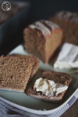 image 2 9 7 0 | Jetzt wollen wir euch aber erst einmal unser neues Brotrezept zeigen. Es ist ein zwar nicht originales, aber immerhin ein Mangbrot. Wir haben einfach den Anteil an Weizenmehl weg gelassen und sind ganz beim Roggenmehl geblieben. Mangbrot ist eines der Brote, die bei Torsten zu Hause ganz viele Jahre lang eigentlich immer in der Küche zu finden waren. Sein Stiefvater Rolf, der kein begnadeter Koch ist, sondern eher andere Fähigkeiten hat, verschlang es früher förmlich ..! Ganz frisch vom Bäcker und mit einer dicken Schicht Butter bestrichen. Und um ehrlich zu sein, haben wir das bei unserem eigenen Mangbrot auch ausprobiert und waren begeistert.